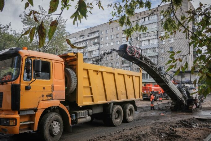С улицы Радищева в Рыбинске начали срезать асфальт