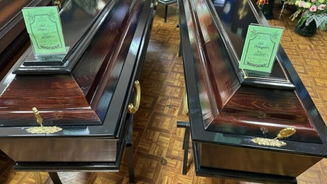 Судебные приставы в Рыбинске арестовали гробы у должника