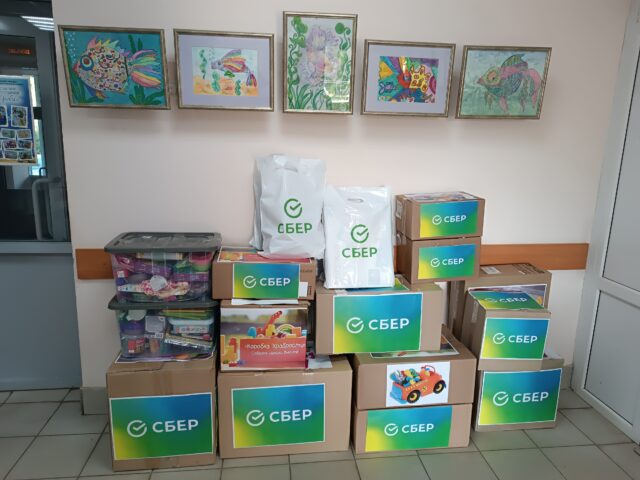 Сотрудники Сбера собрали для пациентов Ярославской детской больницы «Коробку храбрости»