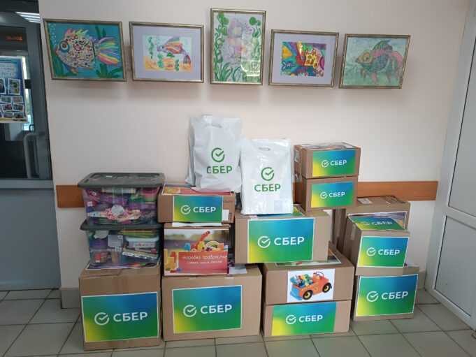 Сотрудники Сбера собрали для пациентов Ярославской детской больницы «Коробку храбрости»