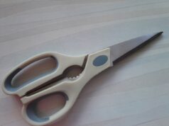 В Рыбинске мужчина заколол знакомого ножницами