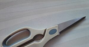 В Рыбинске мужчина заколол знакомого ножницами