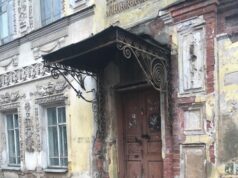 В Рыбинске у Дома Первова снесли историческое крыльцо