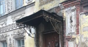 В Рыбинске у Дома Первова снесли историческое крыльцо