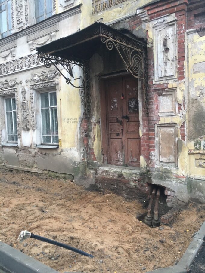 В Рыбинске у Дома Первова снесли историческое крыльцо