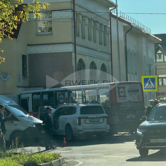 В ДТП с автобусом в Рыбинске пострадали восемь человек