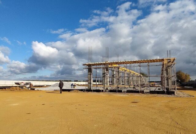 В Рыбинске продолжается строительство ледового корта рядом с «Полетом»