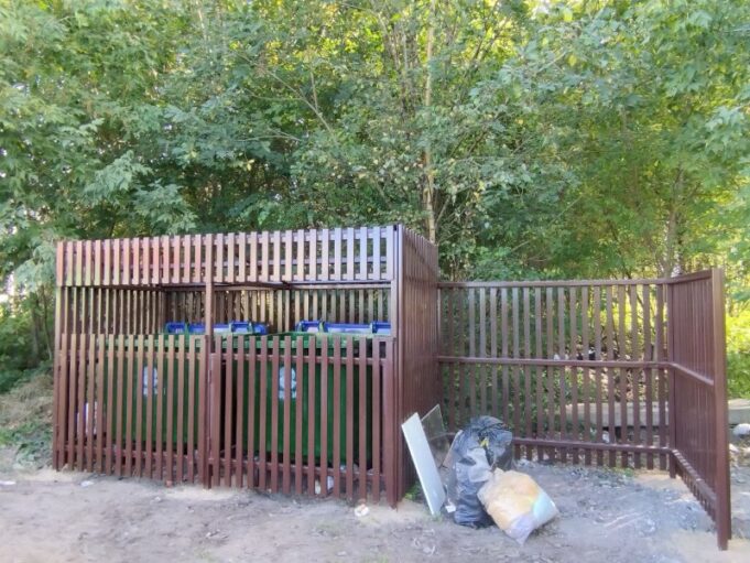 Контейнерные площадки в едином стиле начали устанавливать в Рыбинске