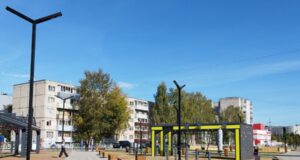 Парк на Суркова дополнят деревьями и малыми архитектурными формами