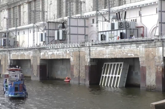 На Рыбинской ГЭС заменили ремонтные затворы