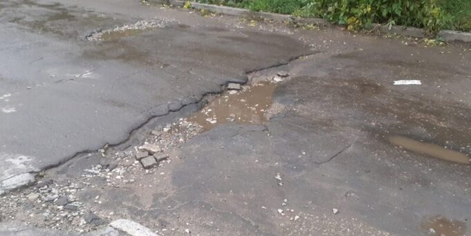 В Рыбинске устранят деформации и повреждения на дорогах горячей асфальтобетонной смесью