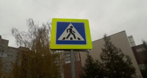 На военной базе в Рыбинске демонтируют дорожные знаки