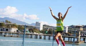 Рыбинская бегунья взяла награду первого в истории Сухум-Марафона