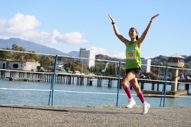 Рыбинская бегунья взяла награду первого в истории Сухум-Марафона