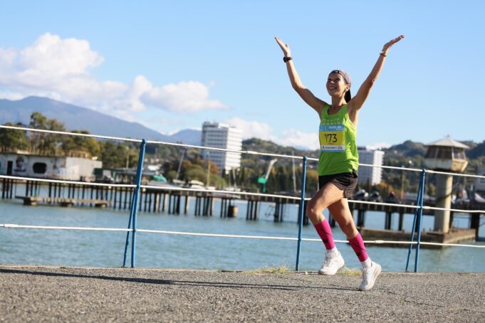 Рыбинская бегунья взяла награду первого в истории Сухум-Марафона