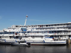 Пассажирский теплоход «Бурлак» планируют продать