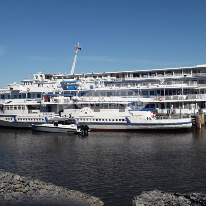 Пассажирский теплоход «Бурлак» планируют продать