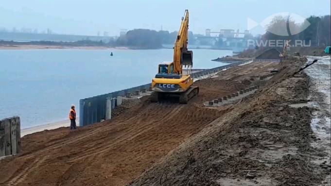 В Рыбинске проверили ход работ по берегоукреплению в Волжском