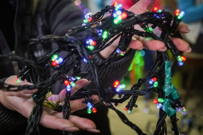 В Рыбинске приводят в порядок украшения для городских елок и улиц