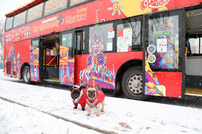 Двухэтажный туристический автобус вышел в первый тестовый рейс по Ярославлю