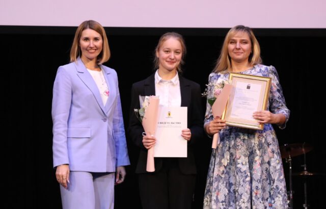 Одаренные школьники Ярославской области получили сертификаты на именные стипендии