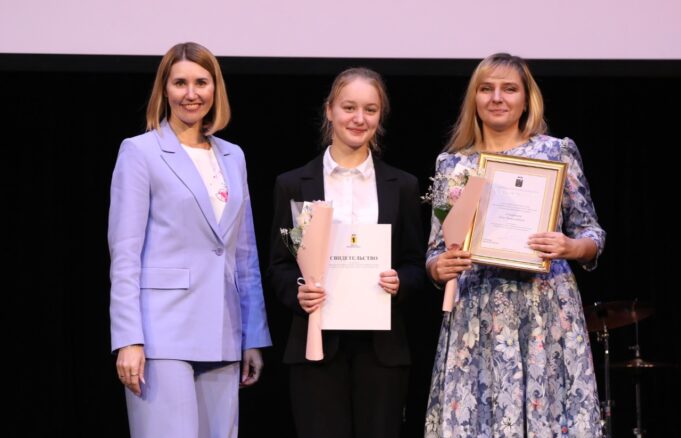 Одаренные школьники Ярославской области получили сертификаты на именные стипендии