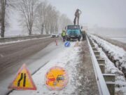 На дамбе шлюз в Рыбинске идет установка линии освещения