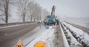 На дамбе шлюз в Рыбинске идет установка линии освещения