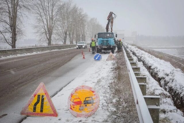 На дамбе шлюз в Рыбинске идет установка линии освещения