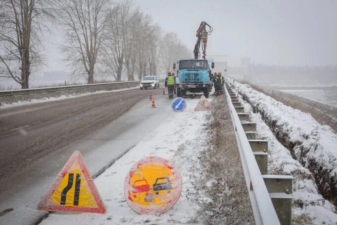 На дамбе шлюз в Рыбинске идет установка линии освещения