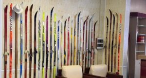 Демино примет в дар пластиковые лыжи для музея