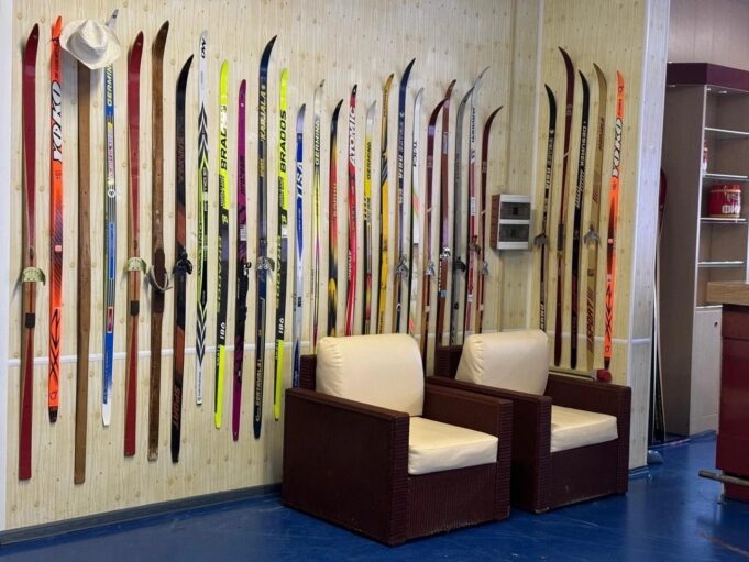 Демино примет в дар пластиковые лыжи для музея