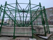 В Рыбинске приступили к установке новогодних елей