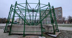 В Рыбинске приступили к установке новогодних елей