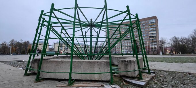 В Рыбинске приступили к установке новогодних елей