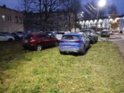 Рыбинцам на заметку: припарковал машину на газоне — получил штраф