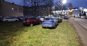 Рыбинцам на заметку: припарковал машину на газоне — получил штраф