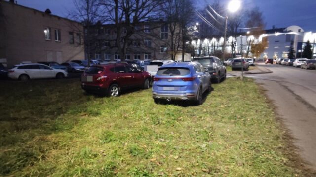 Рыбинцам на заметку: припарковал машину на газоне — получил штраф