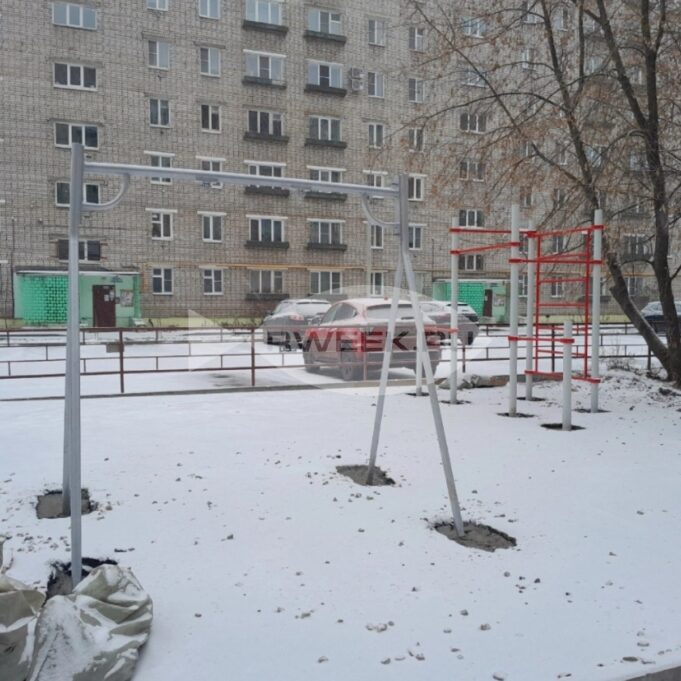 Михаил Евраев поручил убрать снег с детских площадок в области