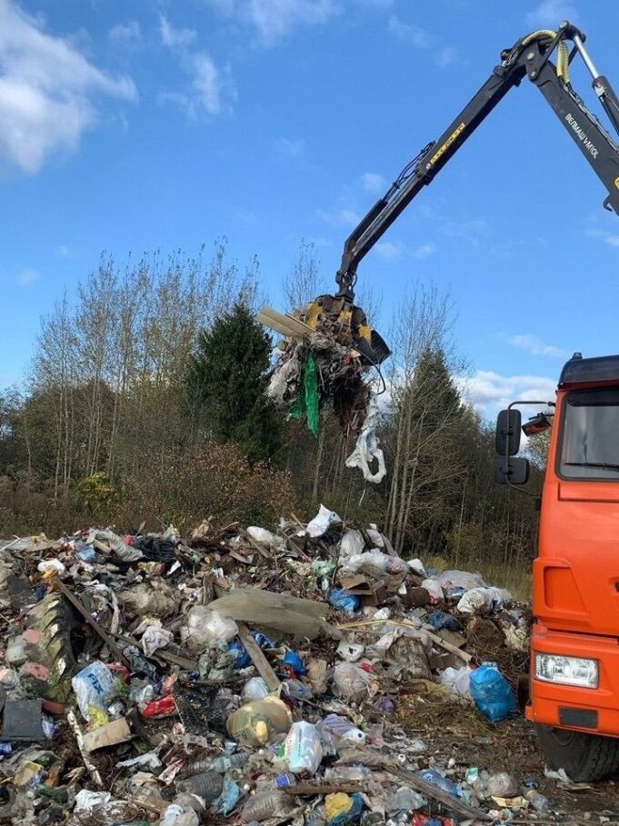 В Рыбинском районе с несанкционированных свалок убрали сотни кубов мусора