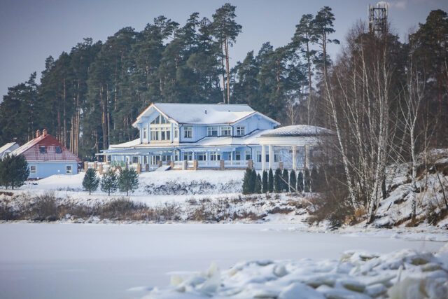 Судебные приставы наложили арест на имущество лыжного центра «Демино»