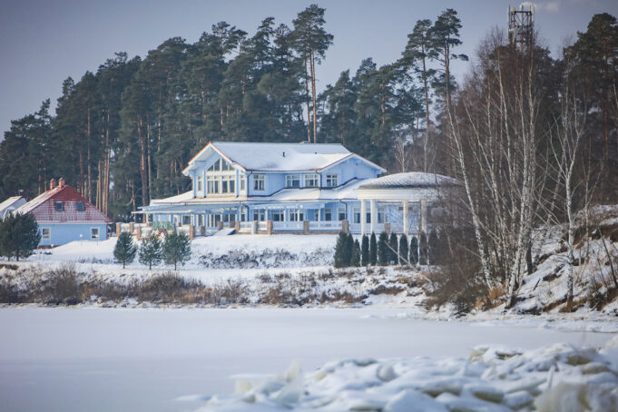 Судебные приставы наложили арест на имущество лыжного центра «Демино»