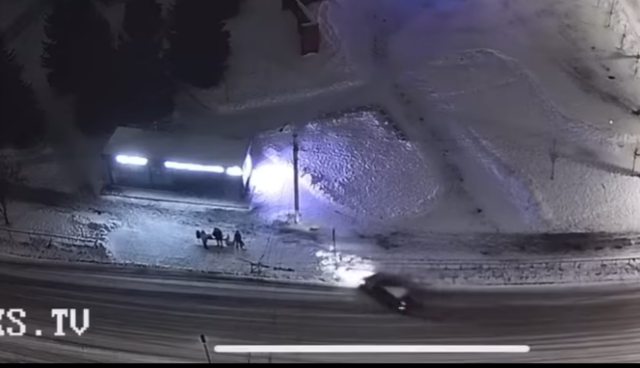 В Рыбинске иномарка влетела в людей на остановке