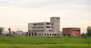 Прокуратура проверит сообщения о падении ребенка из заброшенного здания