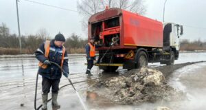В Рыбинске чистят ливневые колодцы