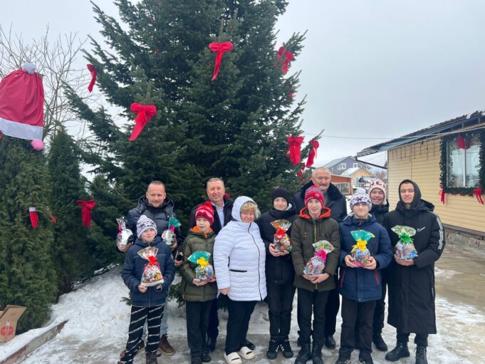 Семью Румянцевых наградили за новогоднее украшение своего дома