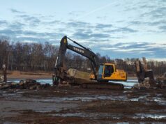 В Рыбинске сносят старый разрушенный причал на левом берегу Волги
