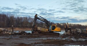 В Рыбинске сносят старый разрушенный причал на левом берегу Волги