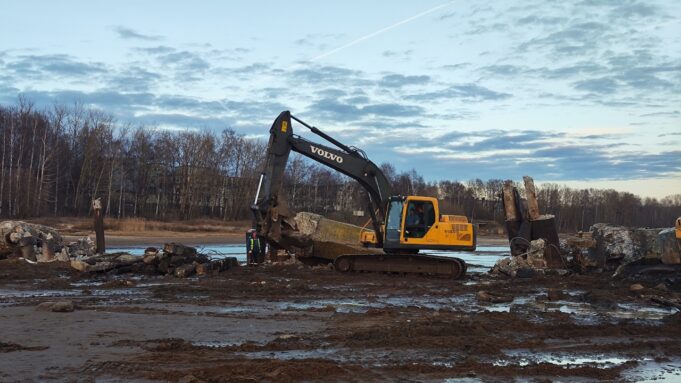 В Рыбинске сносят старый разрушенный причал на левом берегу Волги