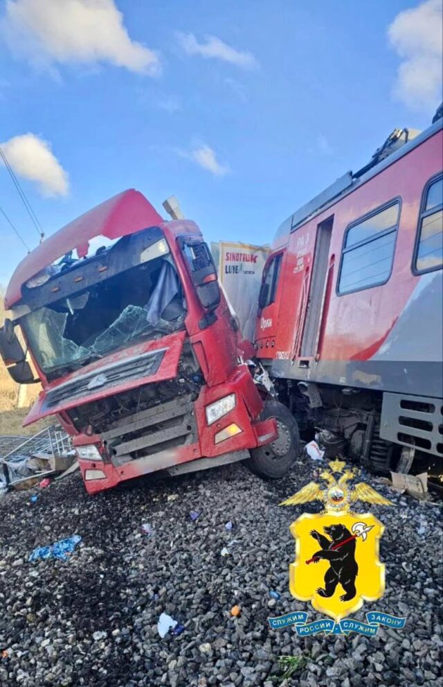 В Ярославской области фура столкнулась с поездом